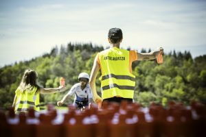Voluntarios ofreciendo botellas en la carrera
