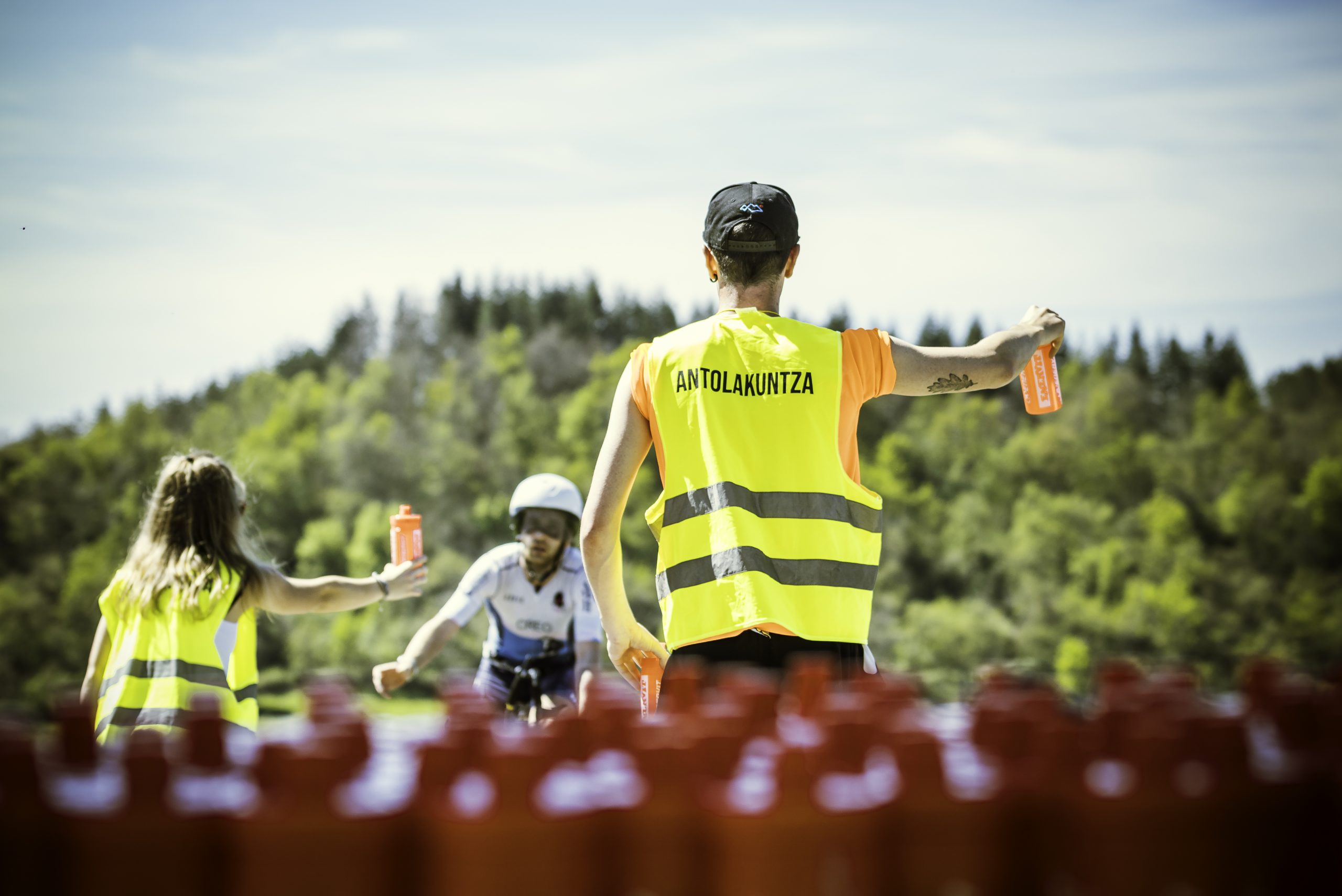 Voluntarios ofreciendo botellas en la carrera