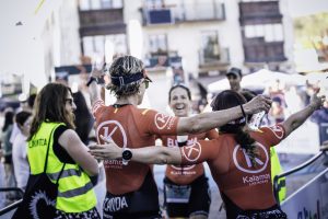 Corredoras abrazándose de alegría en la meta