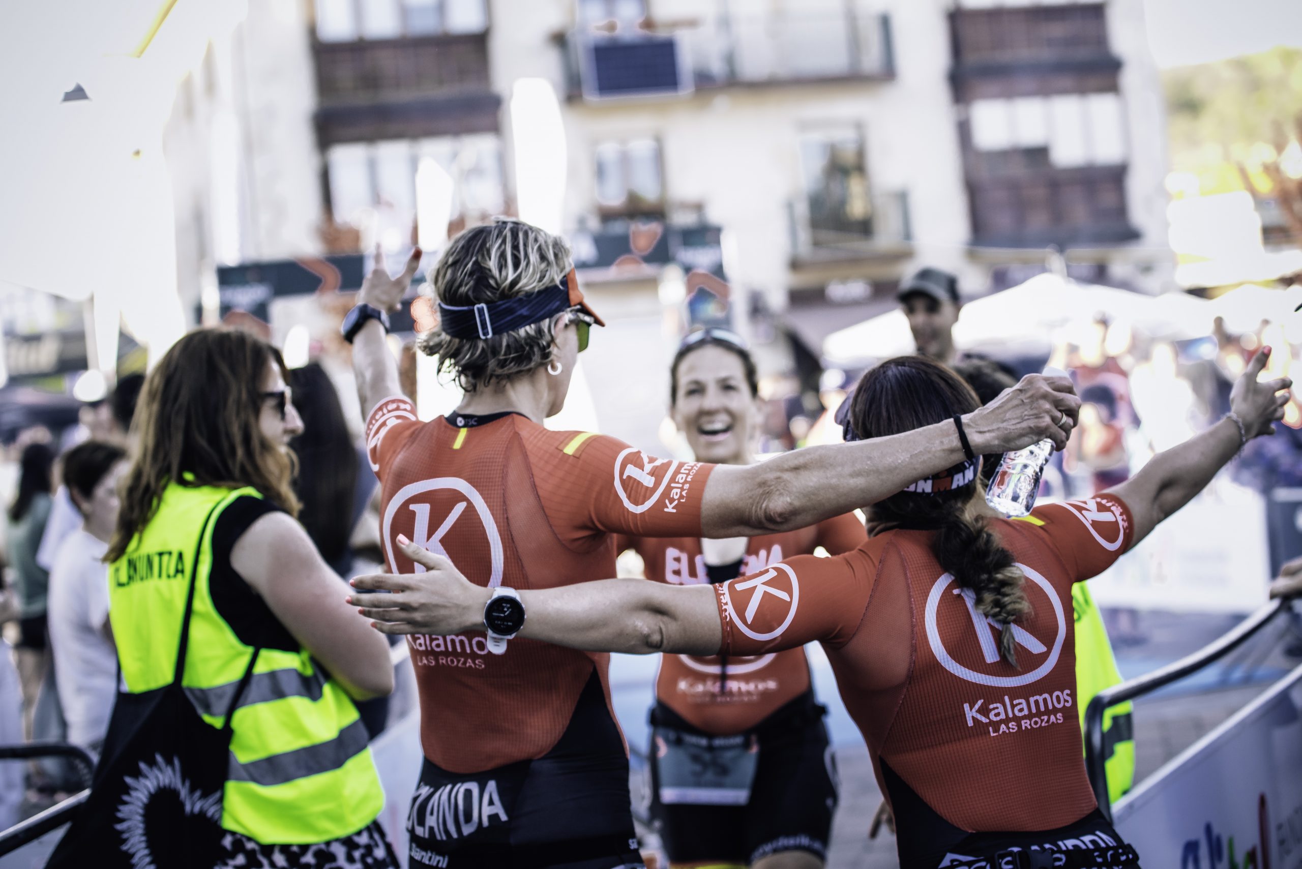 Corredoras abrazándose de alegría en la meta